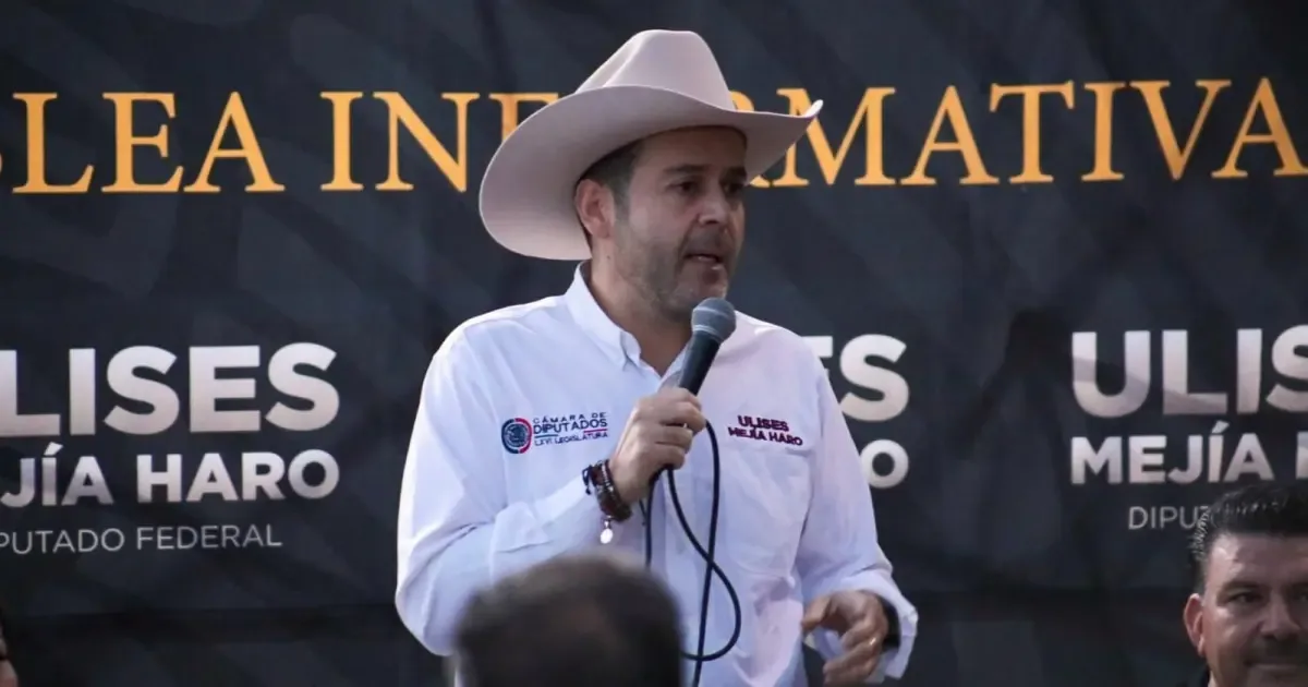 Ulises Mejía Haro en reunión con habitantes de Zacatecas sobre desarrollo económico.