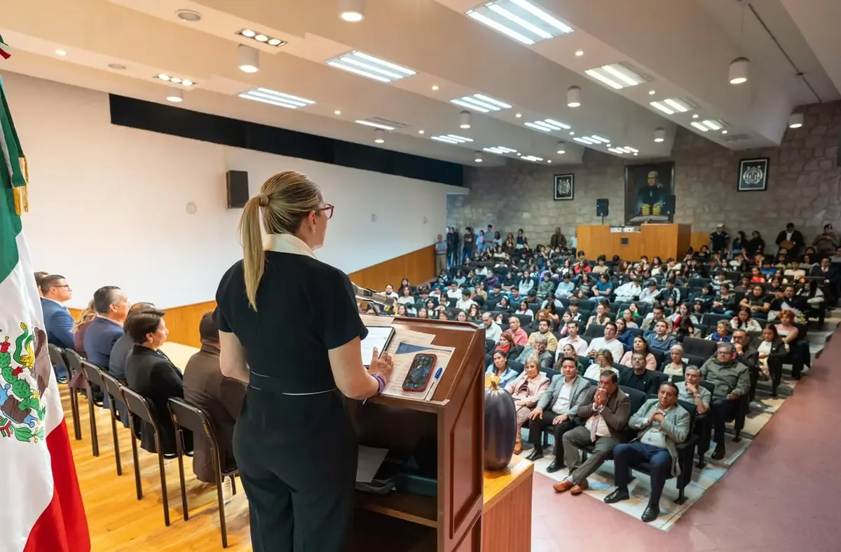 La rectora Yarabí Ávila destaca la importancia de la preparatoria en la formación de jóvenes.
