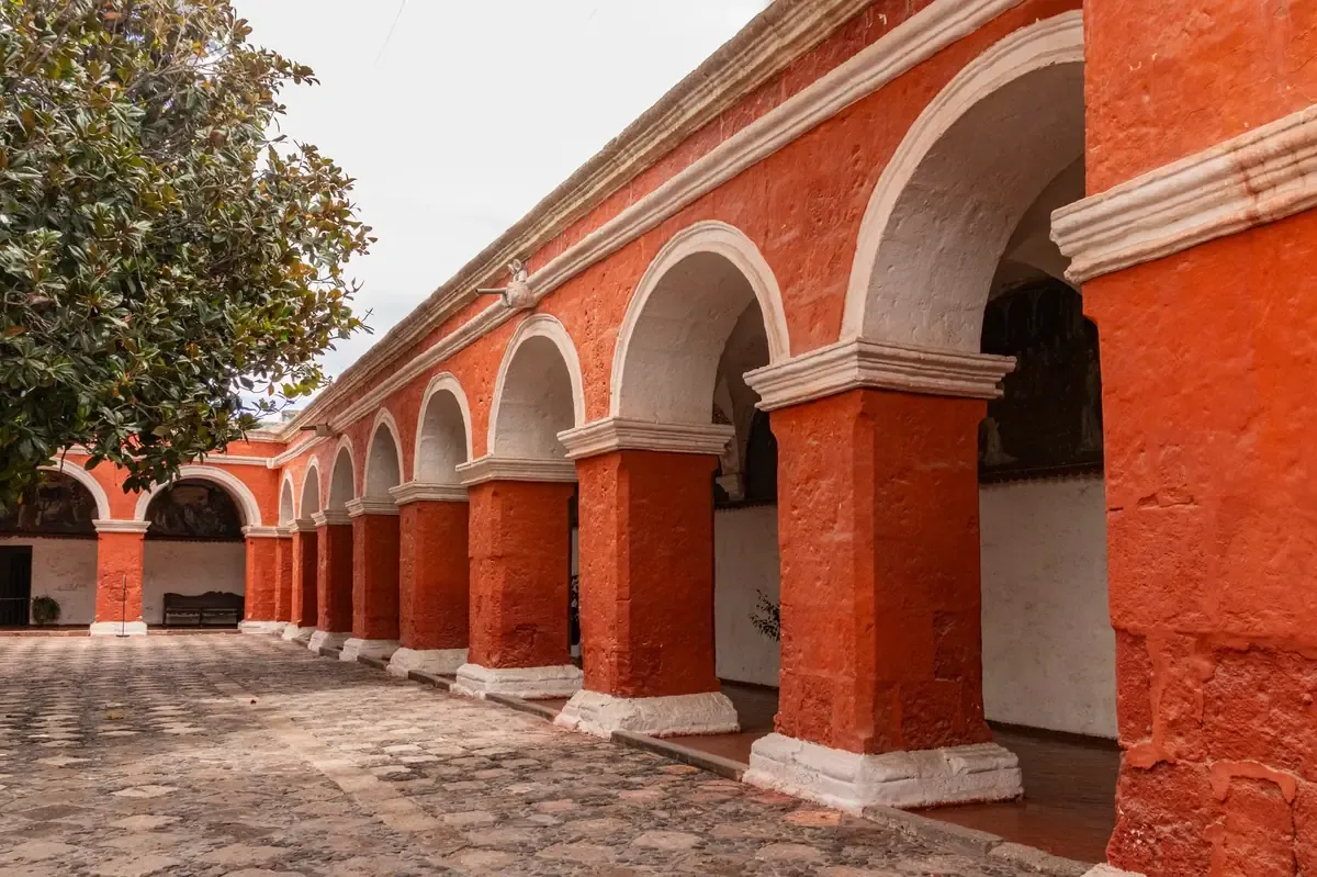 La participación de la Universidad resalta su conexión histórica con Michoacán y el reconocimiento por su labor educativa.
