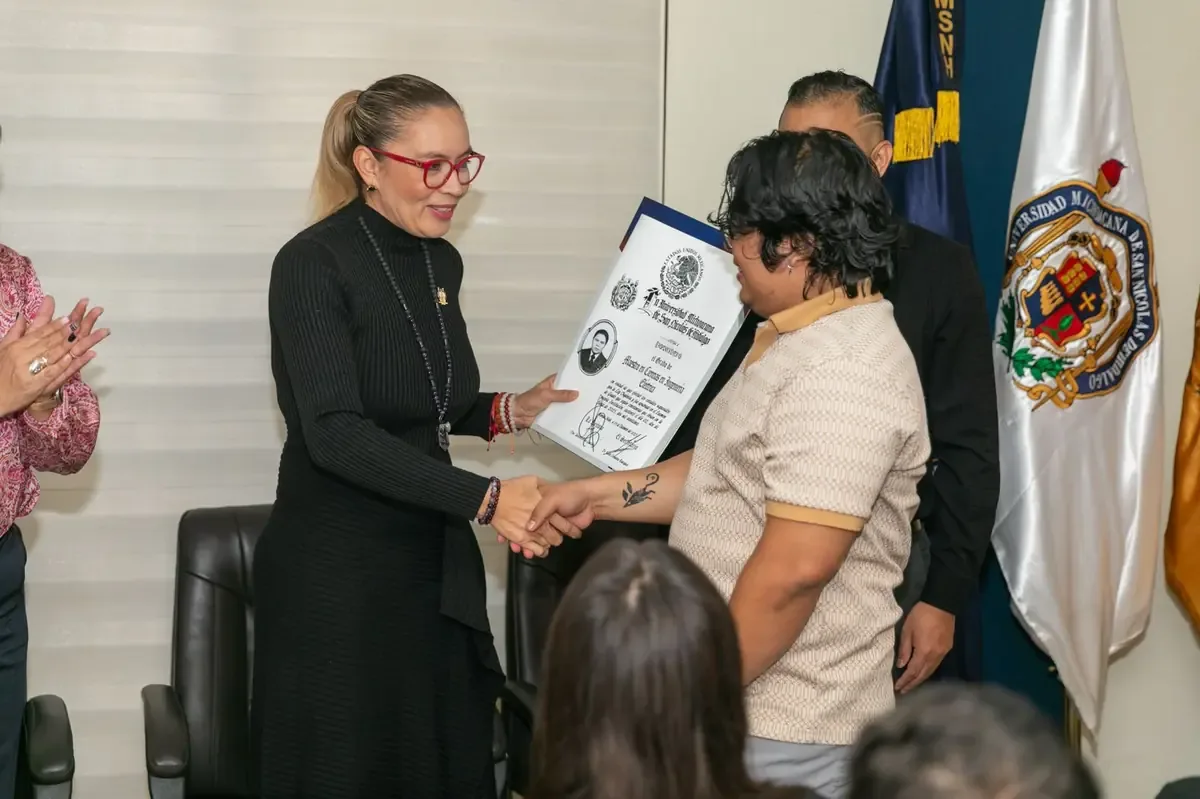 La Universidad Michoacana de San Nicolás de Hidalgo reconoce logros de jóvenes en ceremonia de graduación.