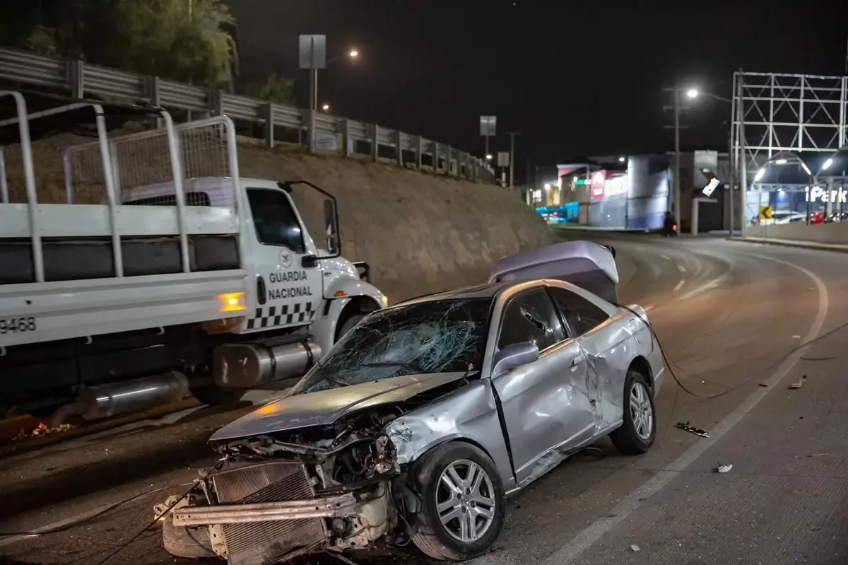 Un accidente automovilístico dejó a dos personas heridas en la colonia Libertad.