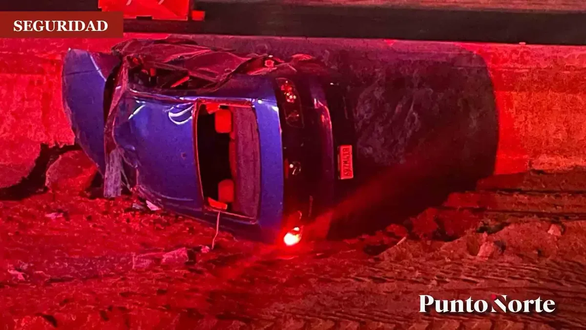 Un accidente de tráfico ocurrió en la madrugada del viernes, dejando a la conductora con lesiones leves.