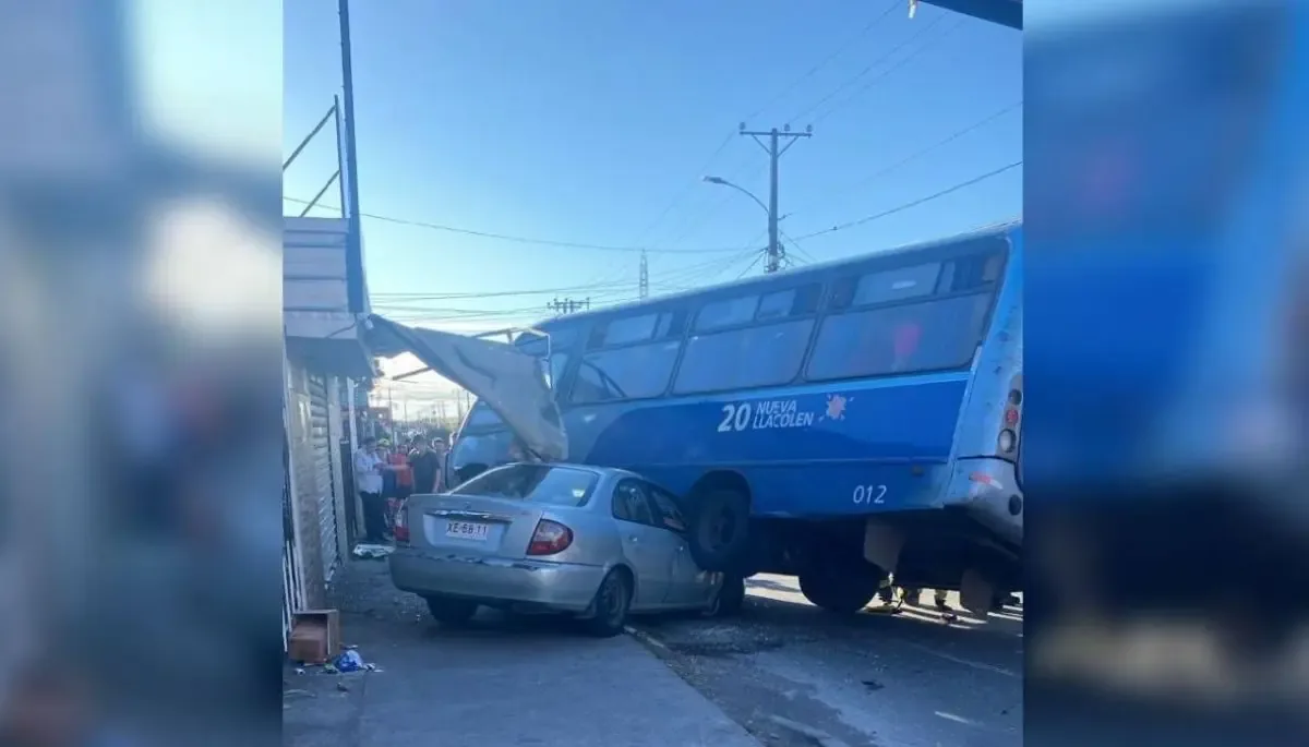 Un accidente de tránsito en San Pedro de la Paz involucra un micro y un automóvil, con una persona dentro del vehículo.