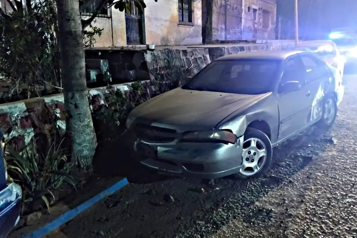 Un accidente dejó daños materiales significativos en el centro de La Paz, pero no se reportan heridos.