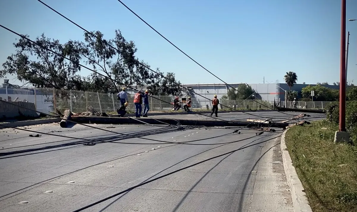 Un accidente dejó postes de luz caídos y afectó el suministro eléctrico en la zona.