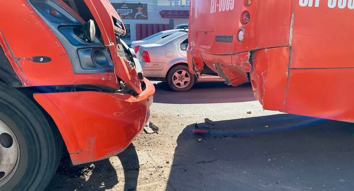 Un accidente en el centro de Hermosillo involucró a dos camiones urbanos, causando lesiones a tres personas, incluida un menor.
