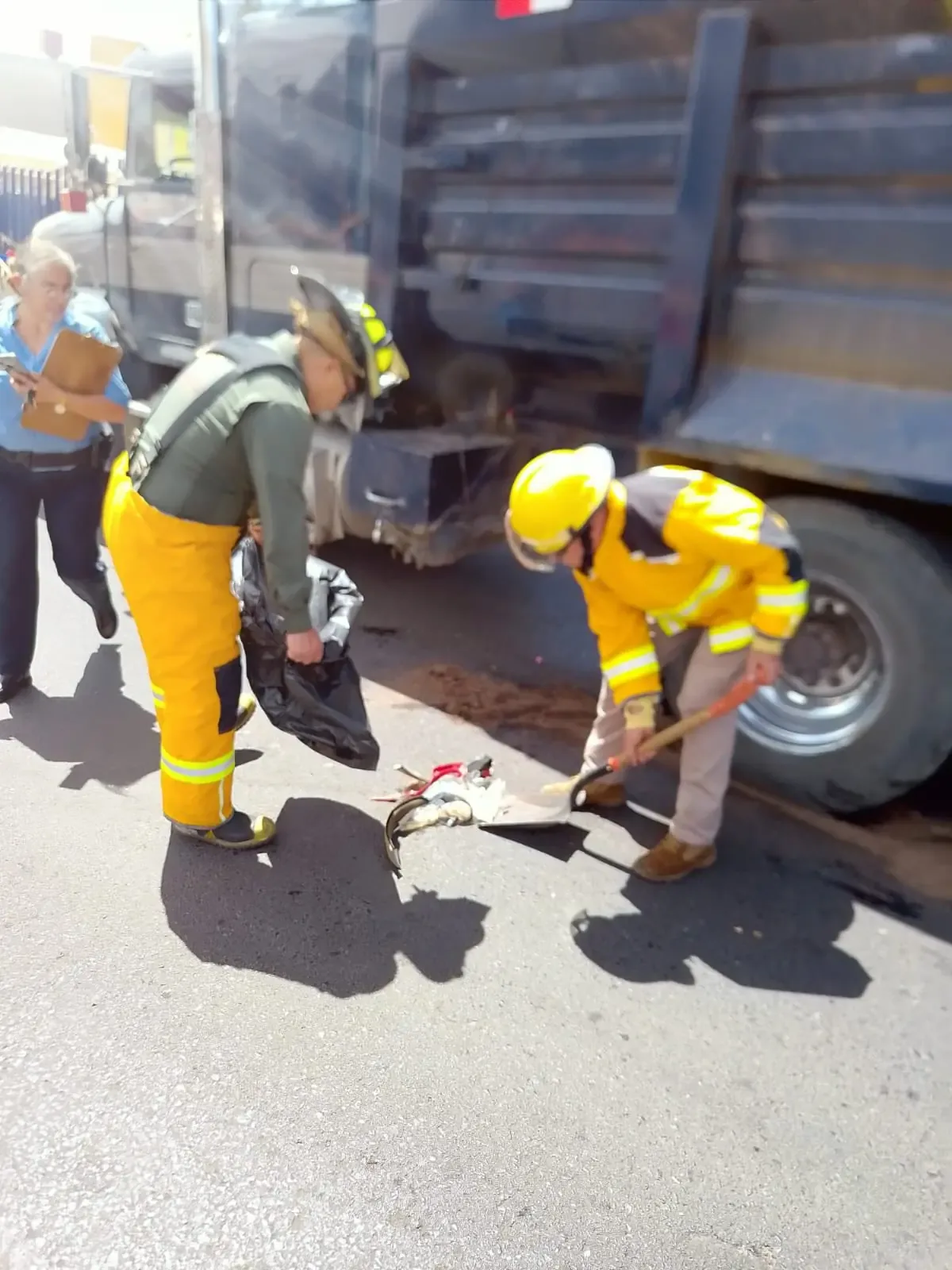 Un accidente en Guadalupe dejó a una joven en estado crítico. Autoridades actuaron rápidamente en la escena.