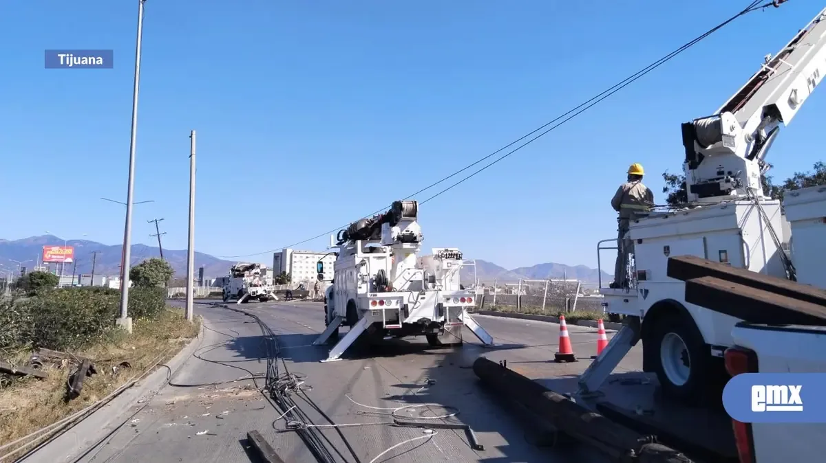 Un accidente en la Calzada Tecnológico interrumpió la vialidad, pero los servicios eléctricos se restablecieron rápidamente.