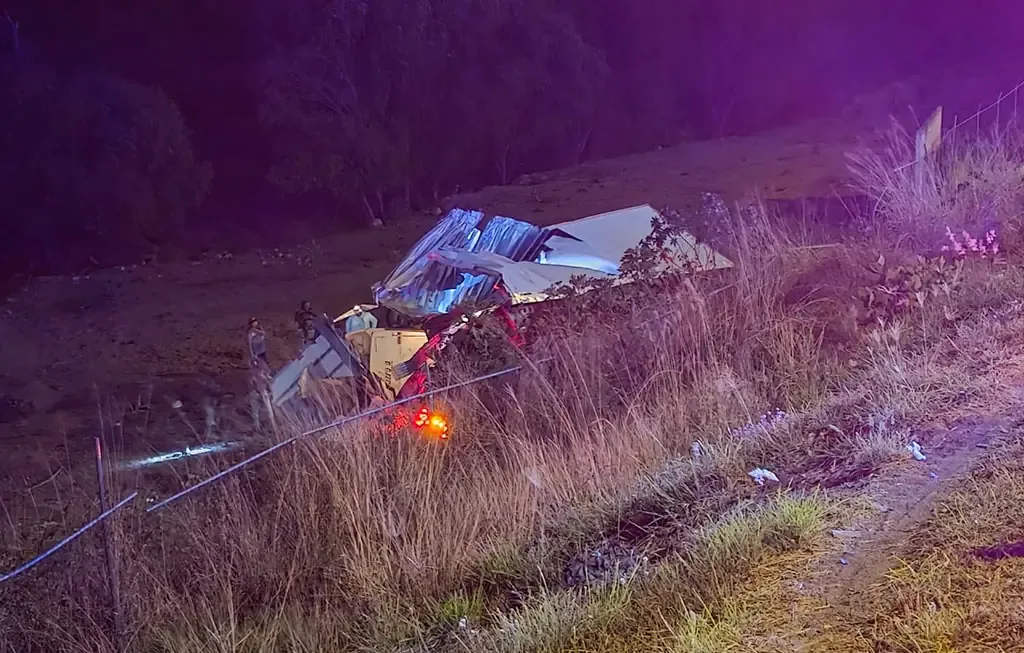 Un accidente en la carretera a Morelia involucró un tráiler que perdió el control, sin víctimas reportadas.
