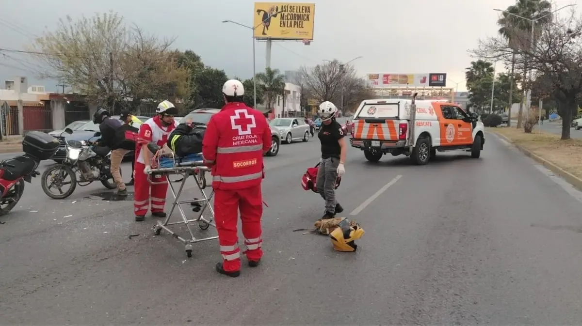 Un accidente en la colonia Balcones de AltaVista dejó a un motociclista lesionado y generó tráfico en la zona.