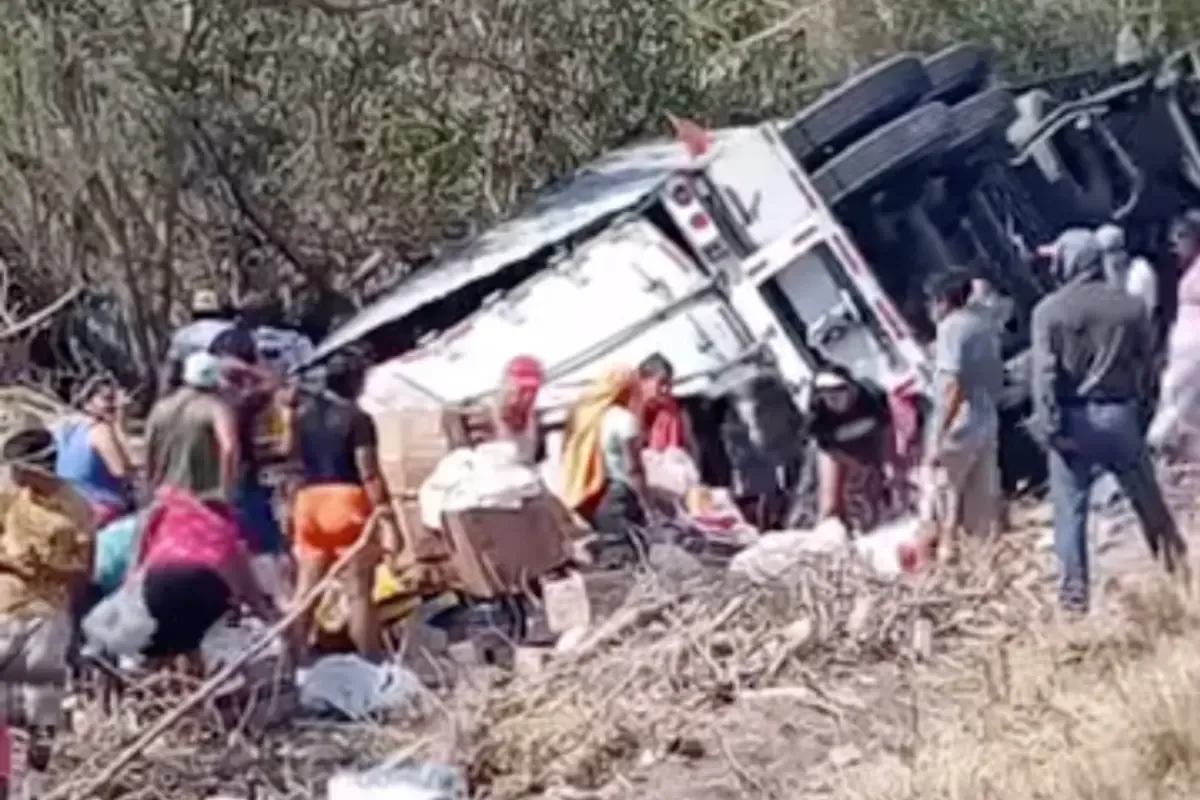 Un accidente en la Costera 200 desató actos de saqueo entre los automovilistas y residentes.