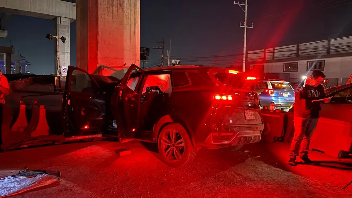 Un accidente en la madrugada deja a un hombre herido y provoca daños en la vialidad local.