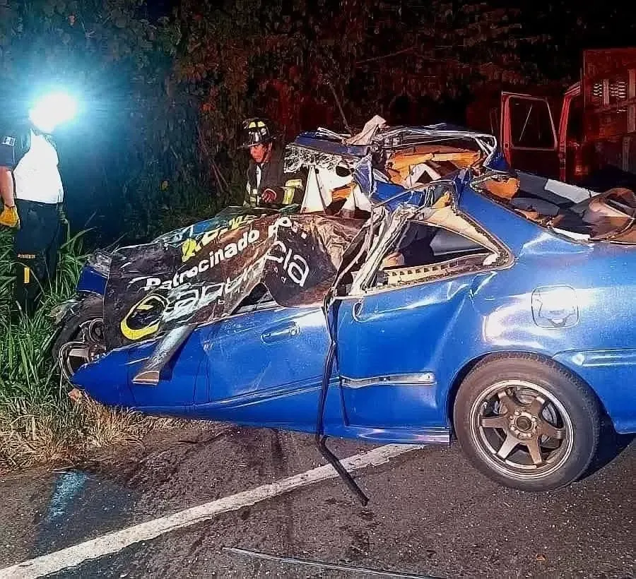 Un accidente en la ruta CA-2 Suroccidente involucra a un camión y un vehículo particular, dejando dos personas fallecidas.