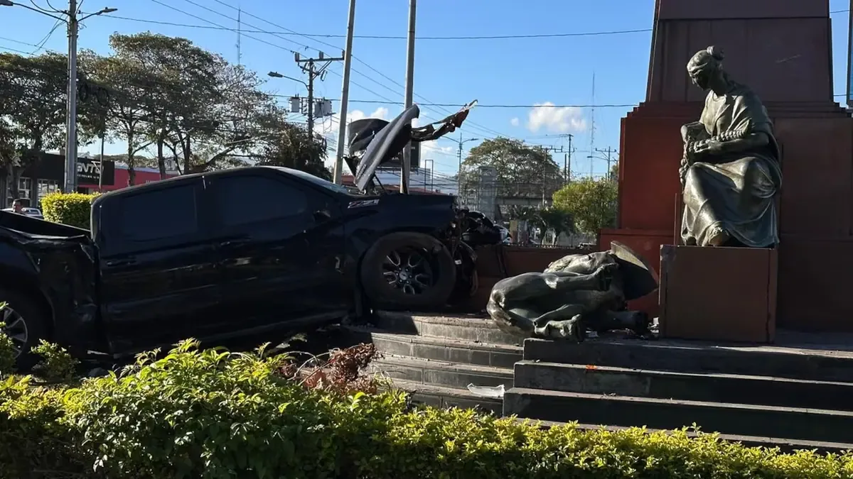 Un accidente en Mata Redonda deja pérdidas significativas y un conductor en estado crítico.