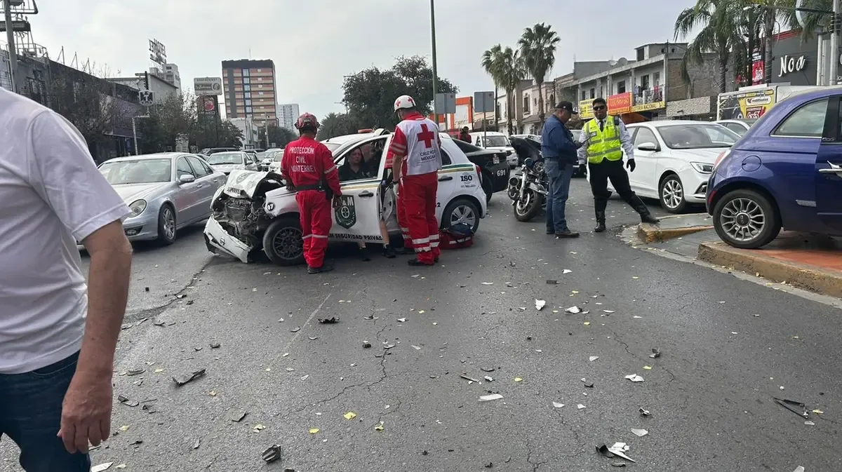 Un accidente en Monterrey deja a una mujer atendida en el lugar, pero estable.