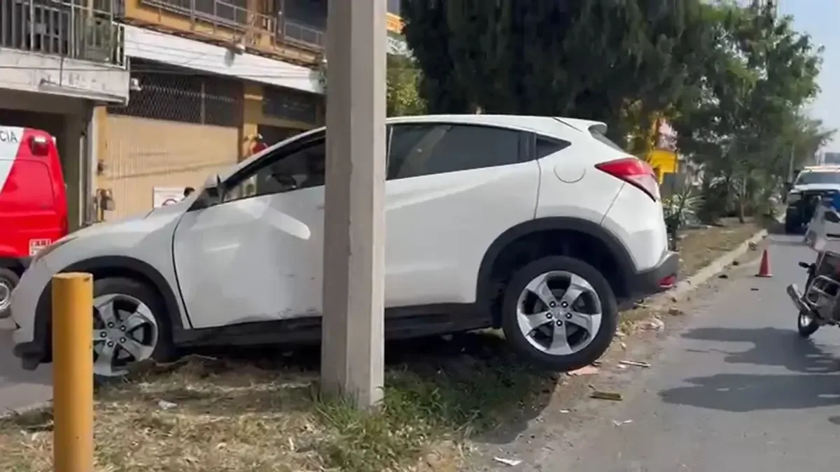 Un accidente en Monterrey movilizó a cuerpos de auxilio tras el choque de una camioneta.