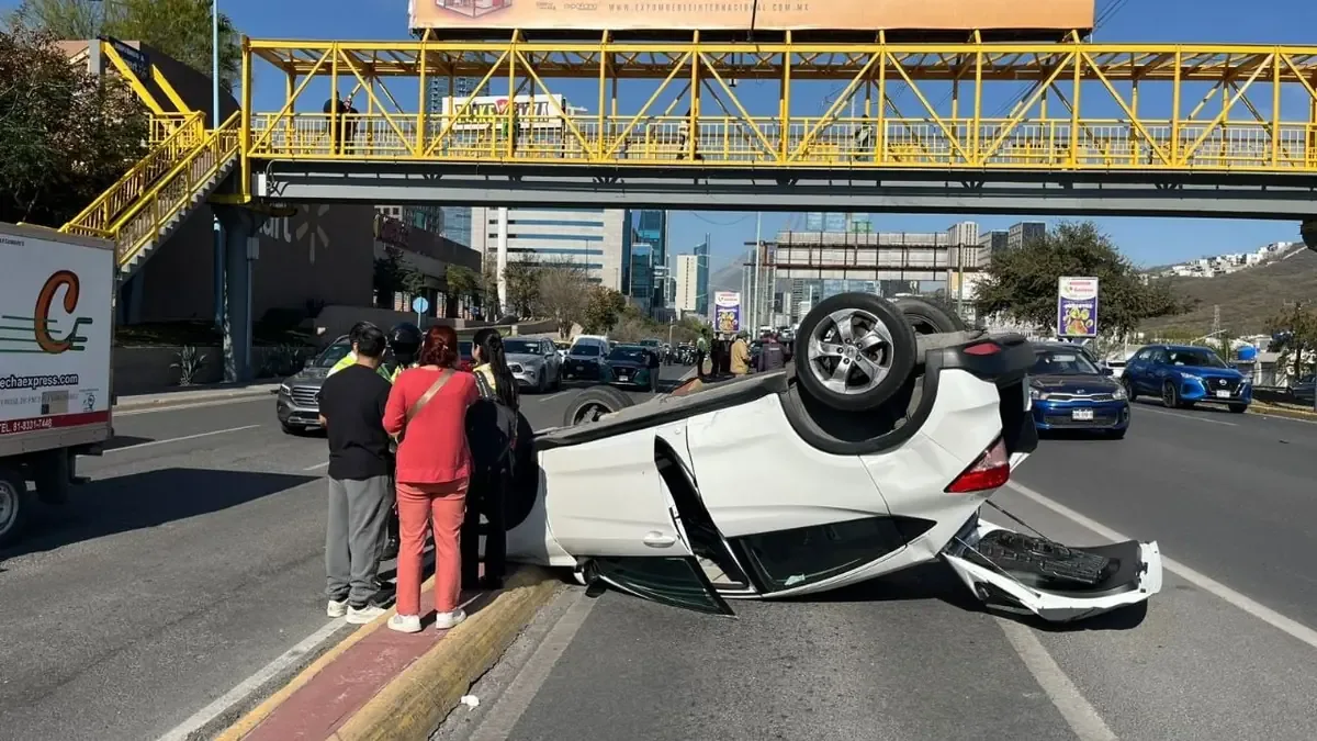 Un accidente en Monterrey provoca cierre parcial de la avenida y afecta la circulación en la zona.