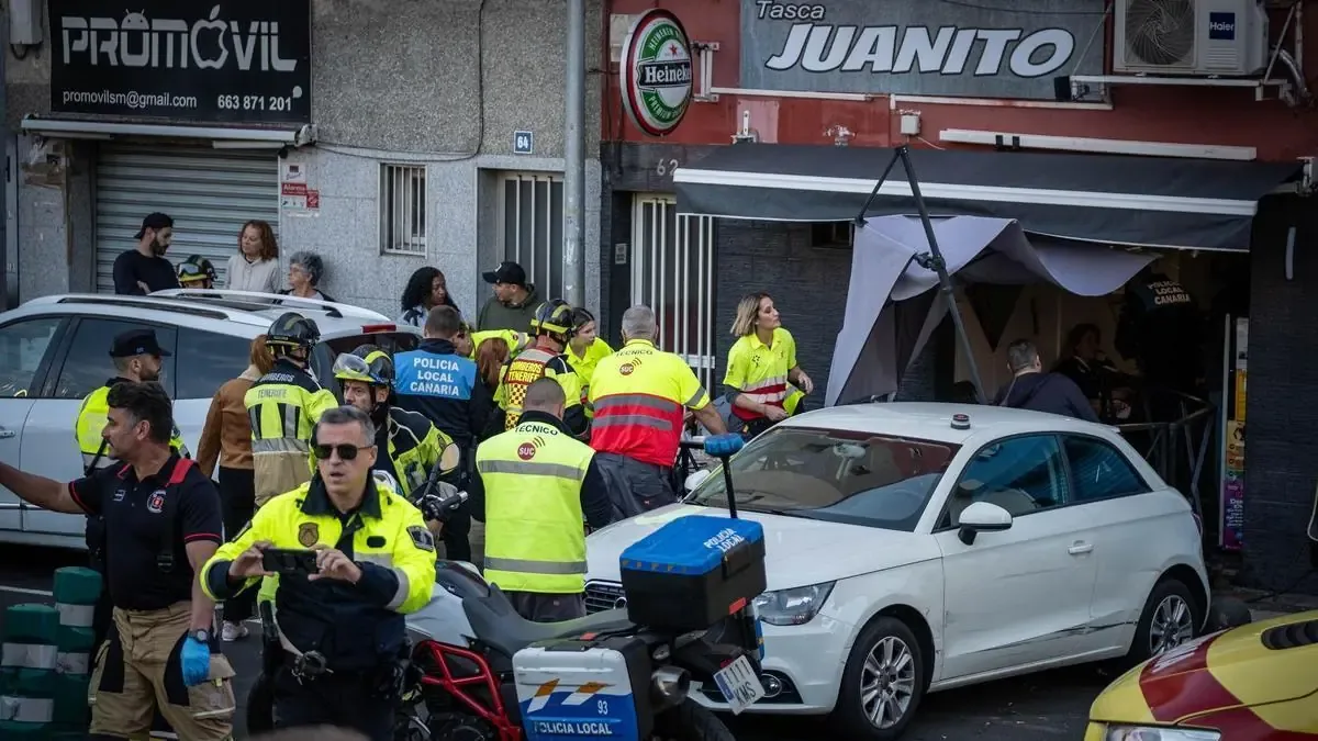 Un accidente en Santa Cruz de Tenerife deja a siete personas con lesiones tras el impacto de un vehículo en una terraza.
