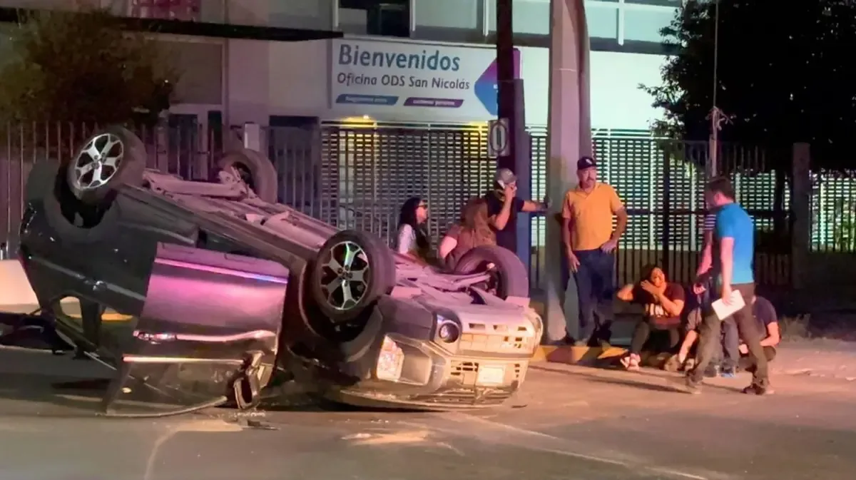 Un accidente en un cruce semafórico dejó solo heridas leves en los involucrados.
