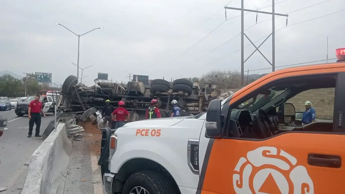 Un accidente entre un camión y una camioneta genera largas filas de vehículos en Monterrey, Nuevo León.