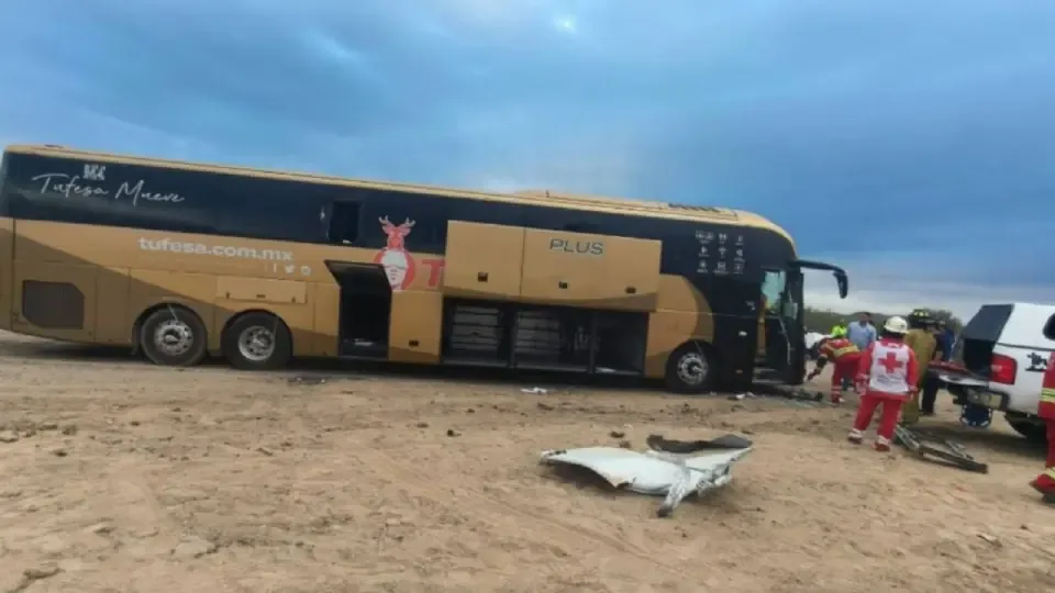 Un accidente entre un tractocamión y un autobús de pasajeros en Sonora dejó una tragedia y una investigación en curso.