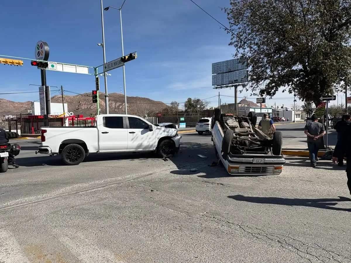 Un accidente entre una camioneta y una pick up causó afectaciones en la circulación.