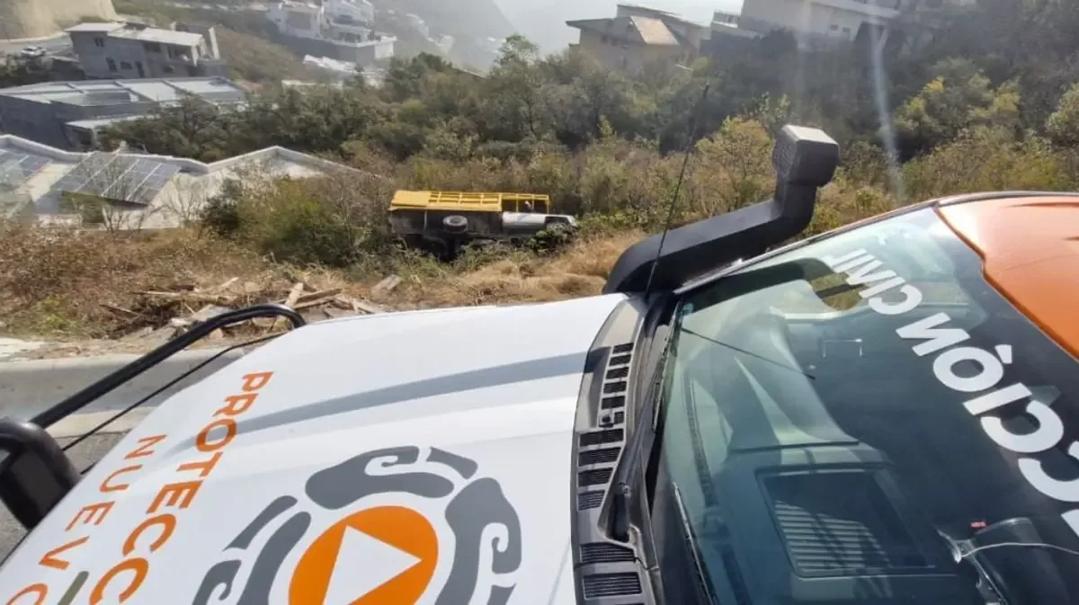Un accidente esta mañana dejó un camión volcado, sin víctimas, en una colonia de Monterrey.
