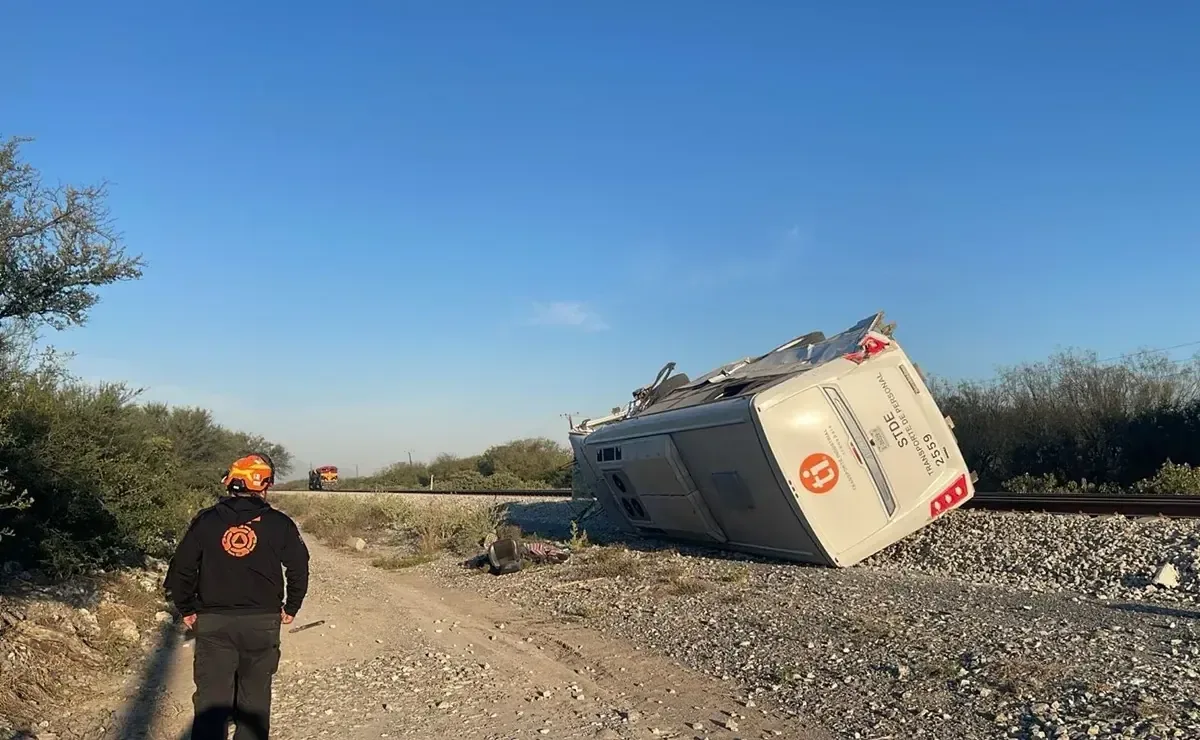 Un accidente ferroviario deja dos personas fallecidas en un cruce en Pesquería, provocando preocupación por la seguridad en la zona.