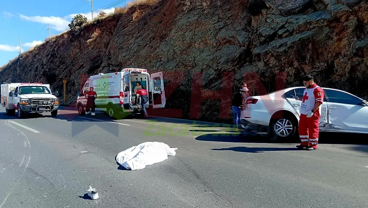 Un accidente múltiple en Zacatecas resultó en la muerte de dos motociclistas, resaltando la importancia de la seguridad vial.