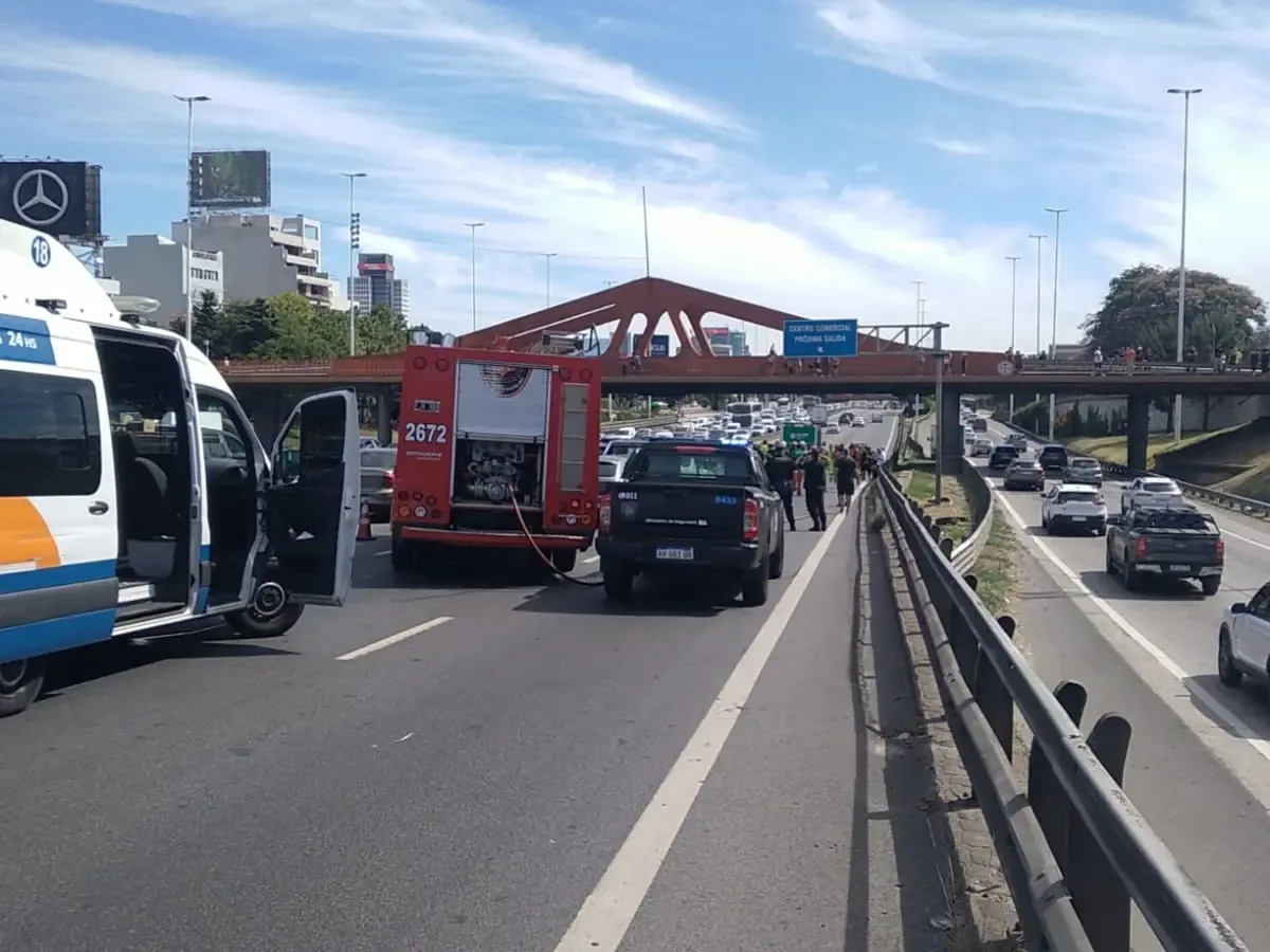 Un accidente múltiple involucra siete autos y requiere rescate aéreo de una herida grave.