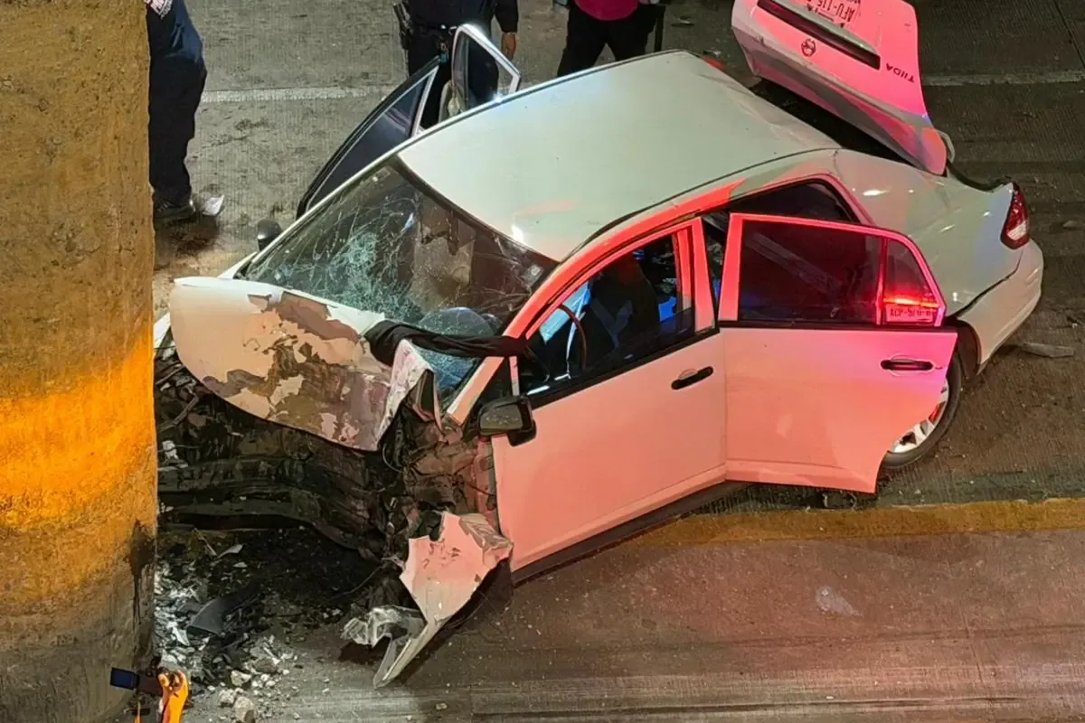 Un accidente sobre el paso a desnivel dejó a un joven de 18 años con lesiones críticas que requieren atención médica urgente.