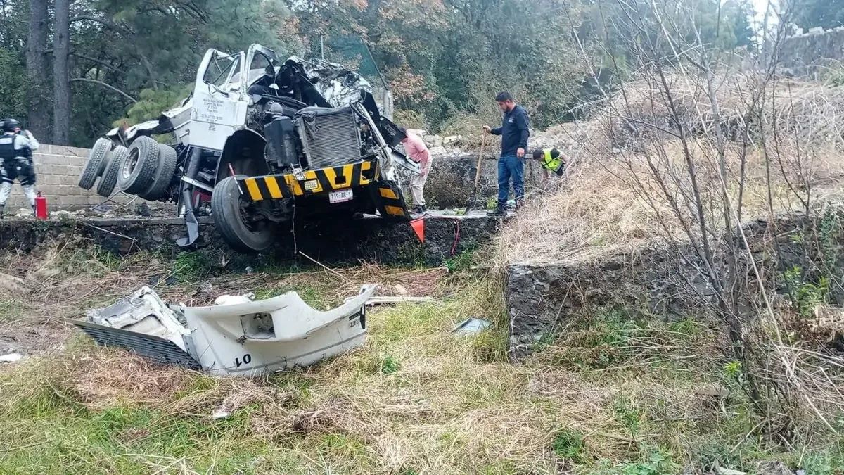 Un accidente vehicular genera fuga de combustible y atención de emergencias.