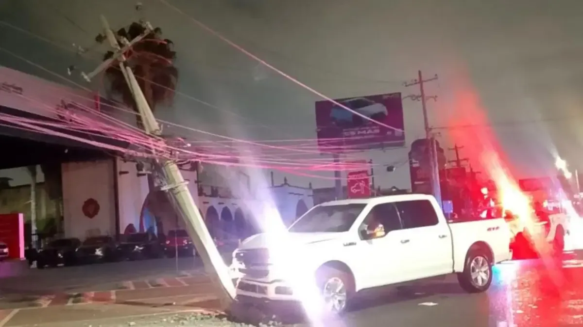 Un accidente vial en la avenida Garza Sada deja a varias colonias sin electricidad y genera movilización de cuerpos de emergencia.