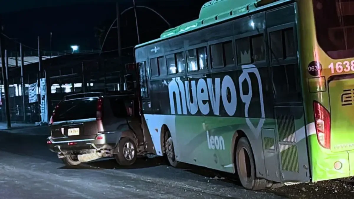 Un accidente vial entre un camión y una camioneta generó tensión en la zona.