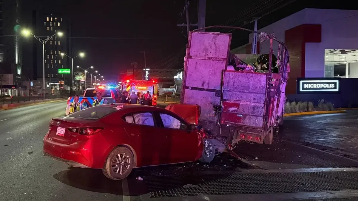 Un accidente vial involucró a un auto particular y un camión en Garza Sada.