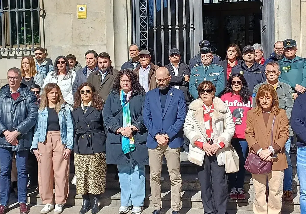 Un acto institucional en León recuerda a las víctimas de la violencia de género tras un trágico incidente en Miranda de Ebro.