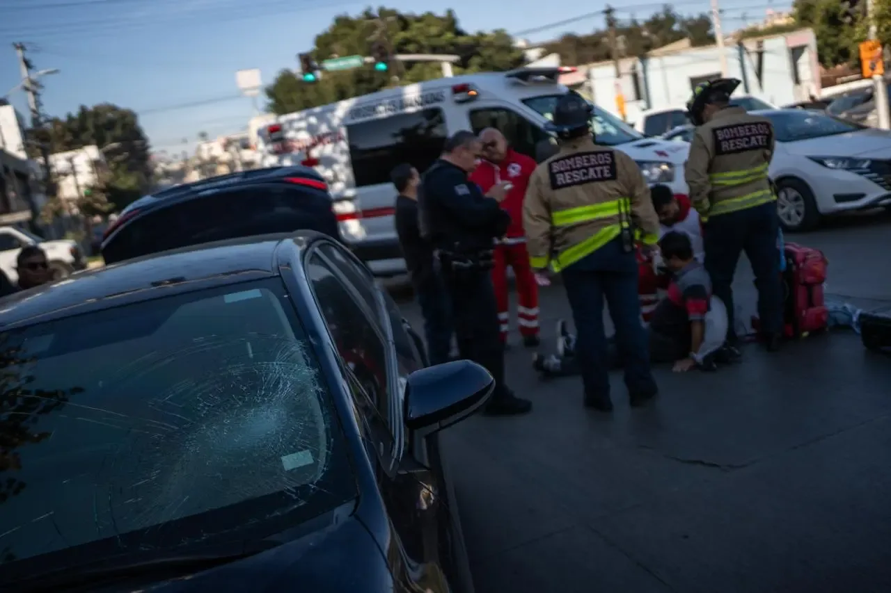 "Un adulto mayor es atendido tras ser atropellado en Tijuana."