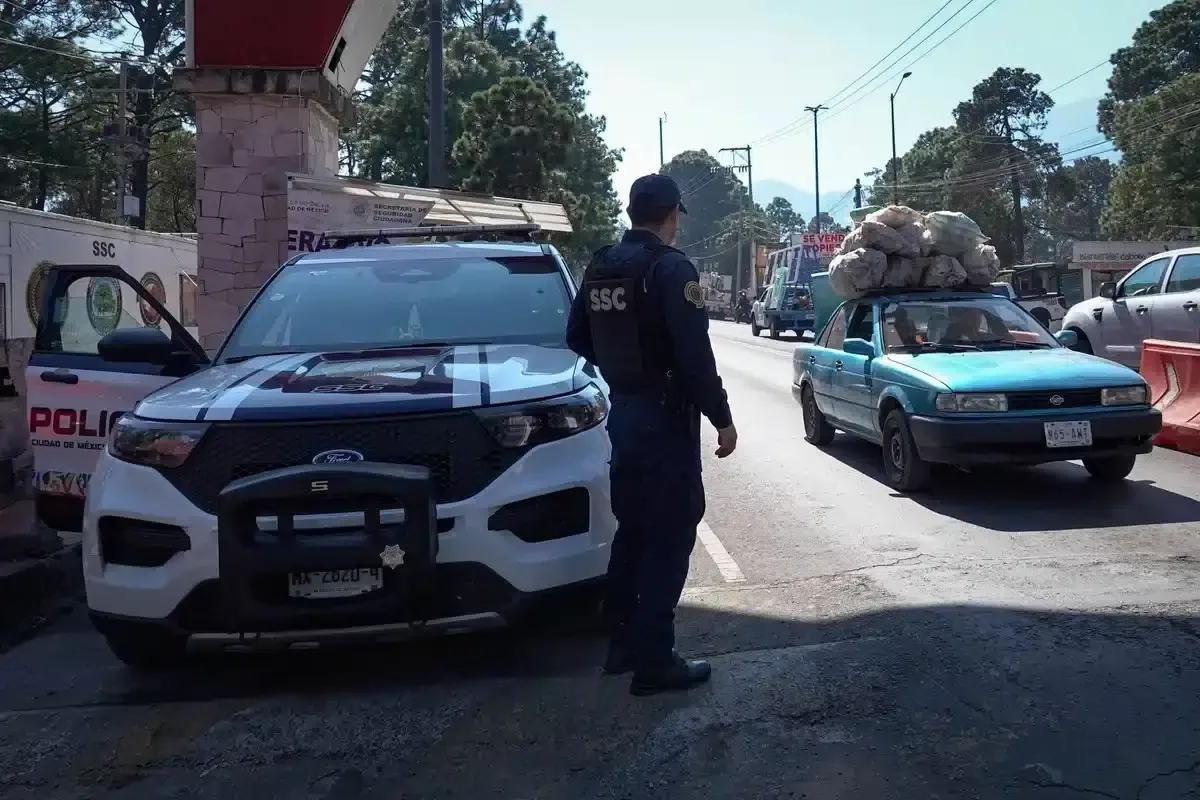 Un agente sufrió múltiples lesiones tras ser atacado durante su labor de vigilancia.
