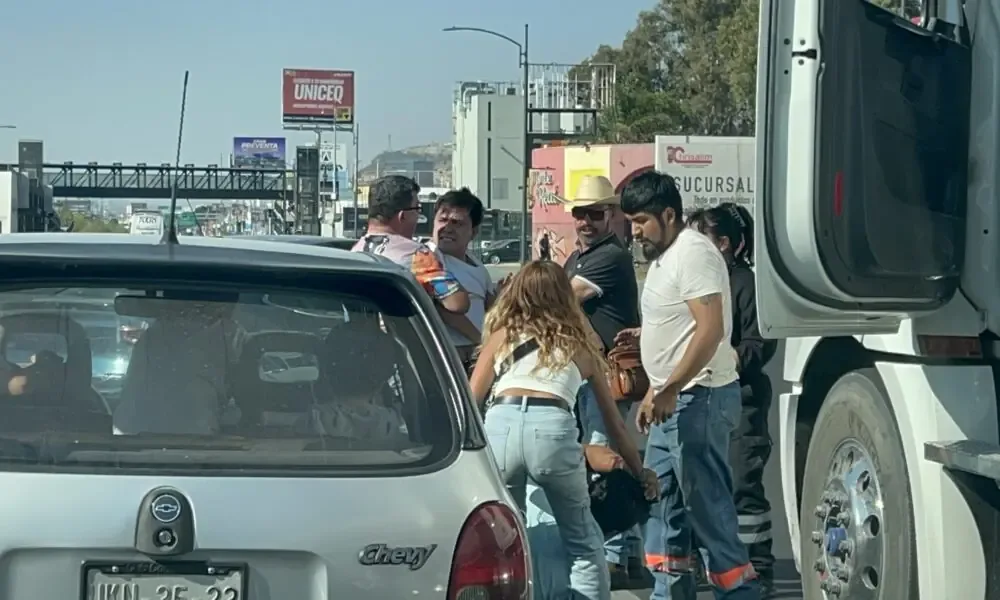 Un altercado vial dejó a tres personas lesionadas en la colonia San Pablo.