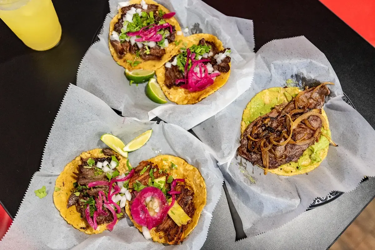Un amante de los tacos casi sufre un grave accidente al buscar nuevos sabores en Long Beach, revelando la pasión por la comida.