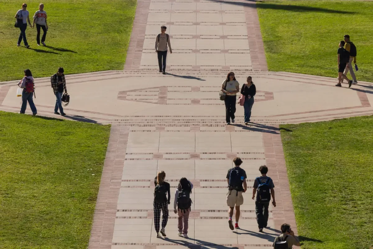 Un análisis de Brandeis muestra que discriminación afecta a grupos diversos en campus universitarios.