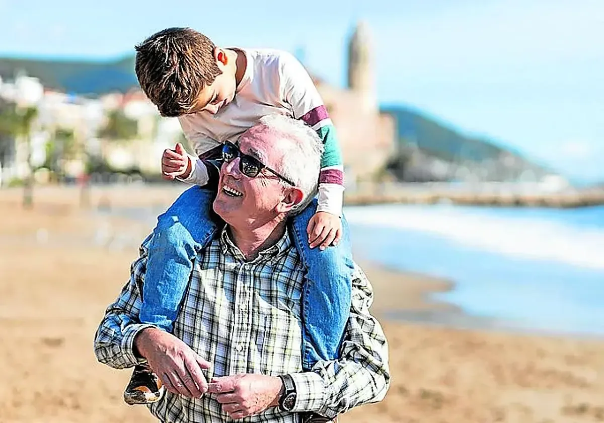 Un análisis profundo sobre las vivencias de ser abuelo y las lecciones de vida que surgen del paso del tiempo.