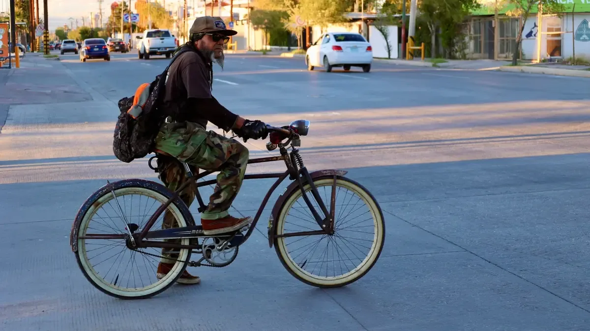 Un análisis sobre el uso de bicicletas en la frontera destaca brechas de género y seguridad.