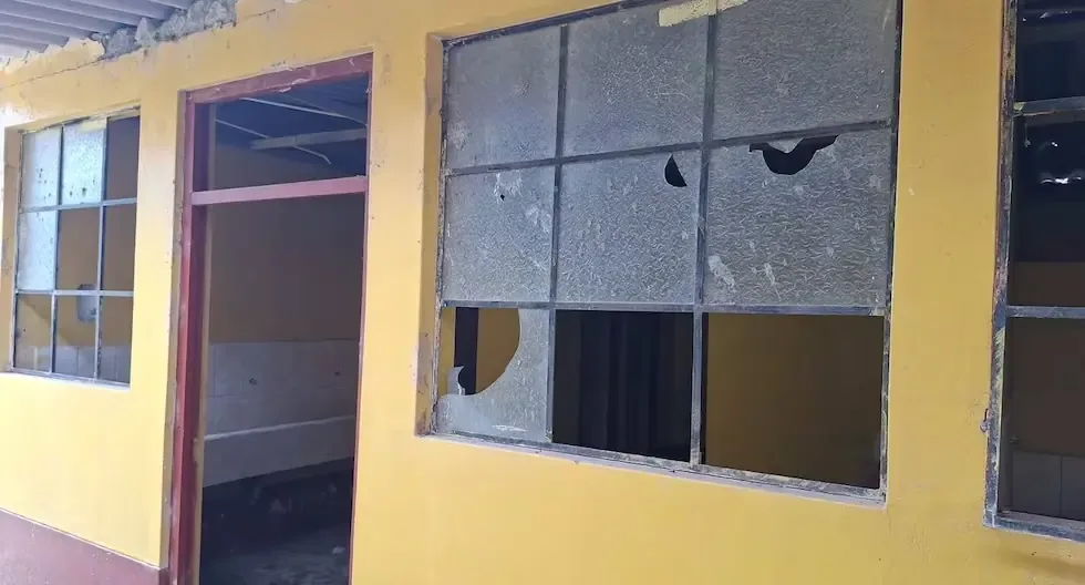 Un artefacto explosivo detona cerca de un establecimiento de salud, causando preocupación en la comunidad.