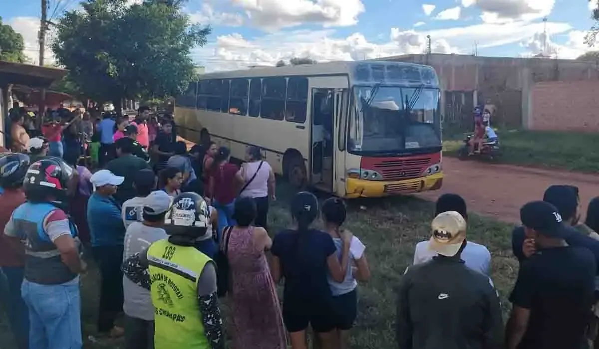 Un ataque a tiros deja un muerto en un autobús en Santa Cruz, generando alarma en la comunidad.