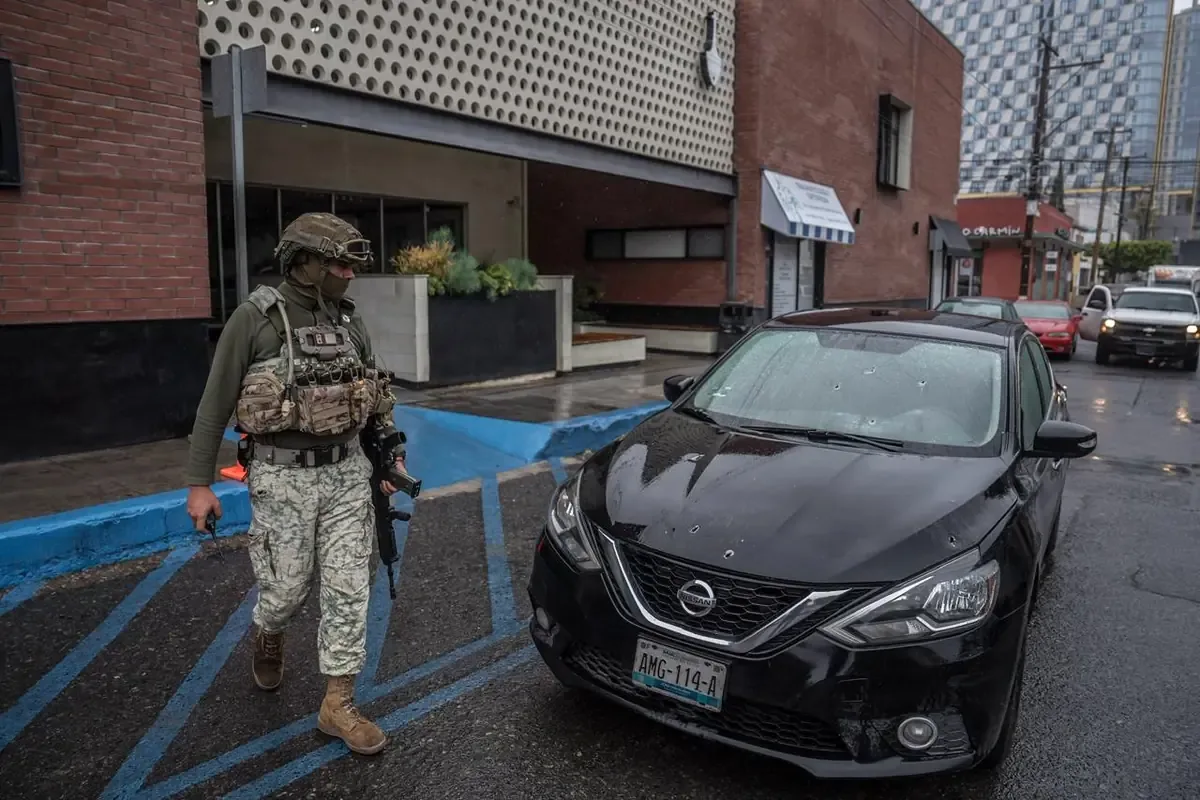 Un ataque armado dejó a un hombre y una menor heridos en este incidente violento.