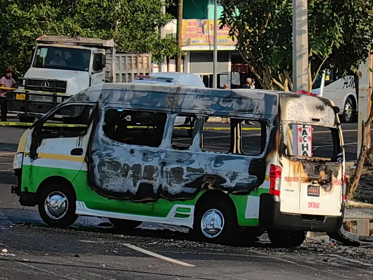 Un ataque armado e incendio de microbús genera alarma en Acapulco, afectando a pasajeros y el transporte público.
