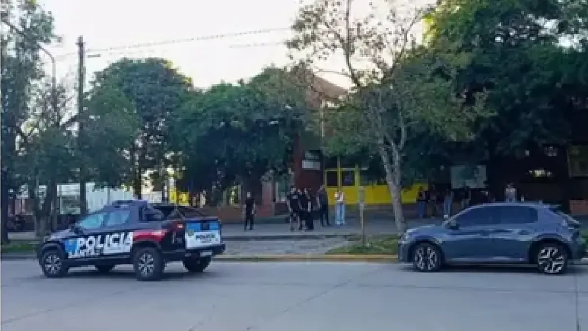Un ataque en una escuela secundaria deja un muerto y varios heridos, generando un llamado urgente a la atención de la salud mental.