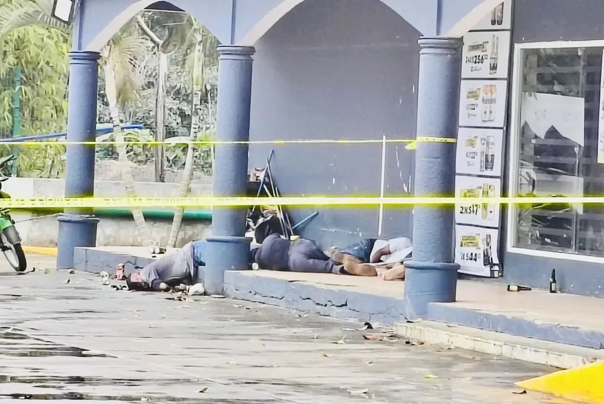 Un ataque frente a un Modelorama genera pánico y caos en la comunidad.