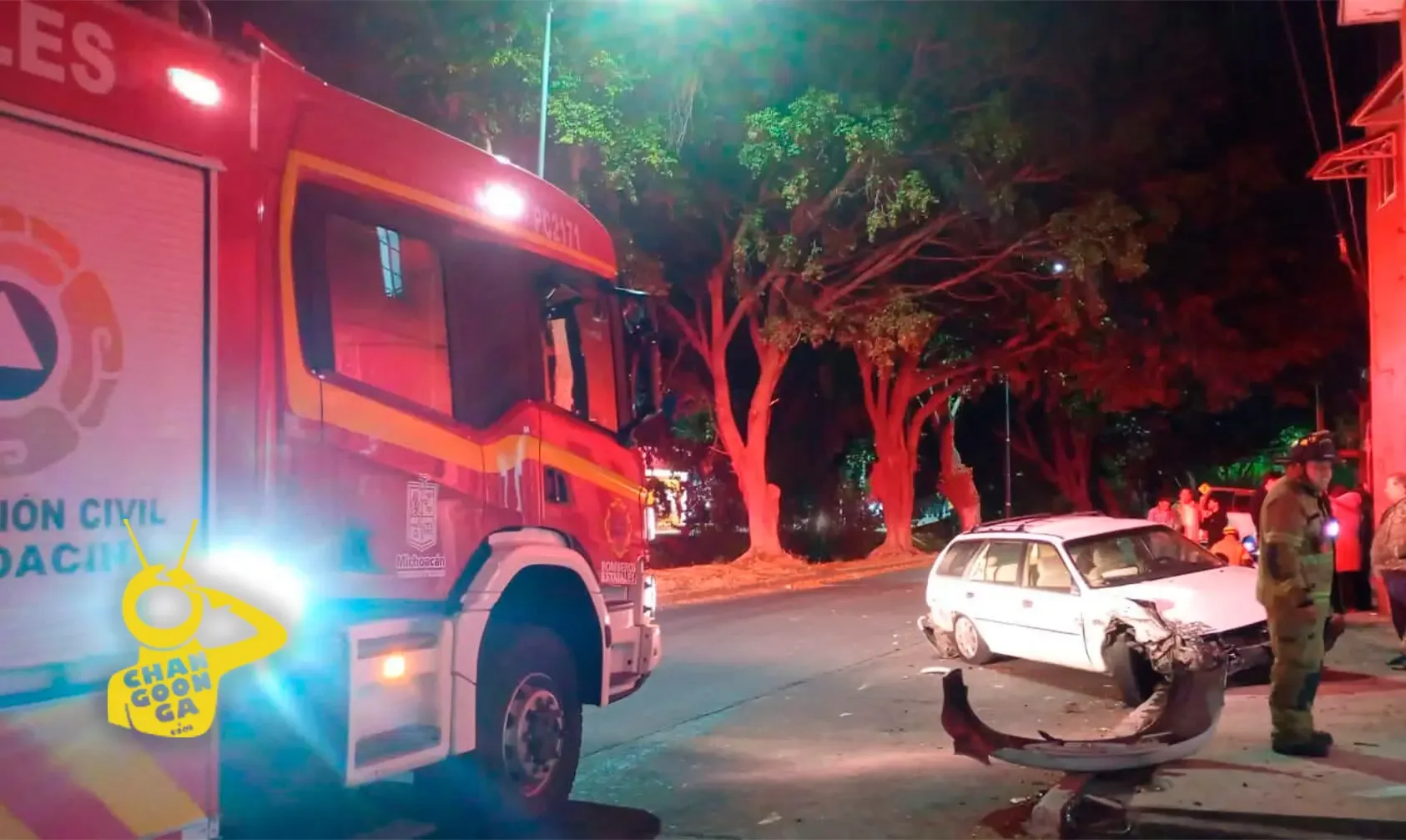 Un auto Ford Escort accidentado tras volcarse en Morelia.
